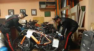 Locale chiuso per gravi carenze igieniche. Al suo interno anche 11 biciclette elettriche rubate