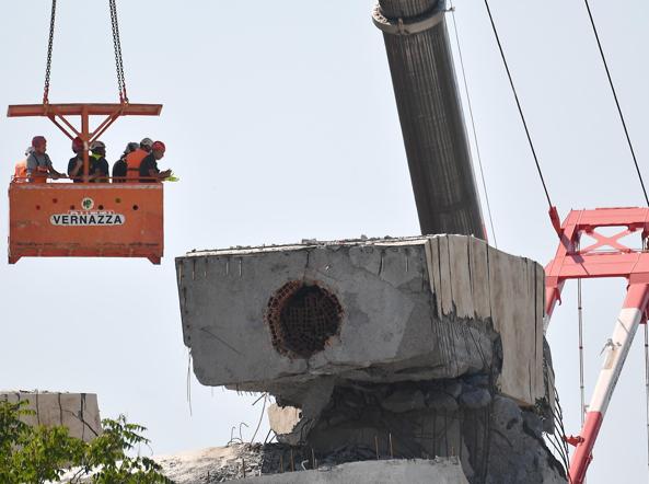 Genova, al via la fase delle cariche di dinamite per demolire i resti del ponte Morandi