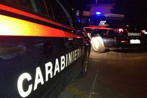 Scandicci (Firenze), si barrica in casa con la figlia di 8 anni: blitz dei carabinieri che lo arrestano