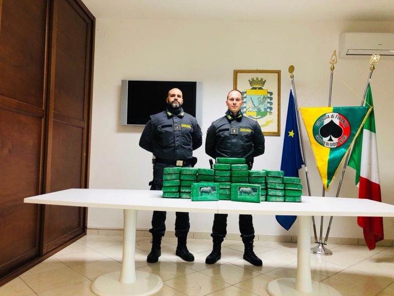 Gioia Tauro, la Finanza sequestra 53 chili di cocaina purissima: era nascosta tra la frutta esotica