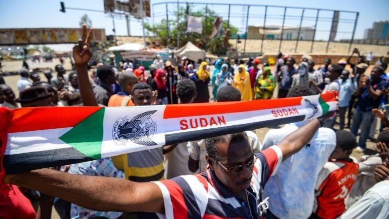 Sudan, i militari hanno raggiunto l’accordo su tre anni di transizione prima di tornare alle elezioni