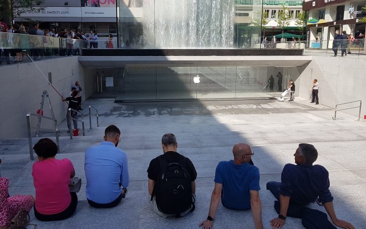Milano, turista francese si tuffa nuda nella fontana dell’Apple store di piazza Liberty