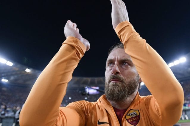 De Rossi saluta i tifosi a Trigoria, erano in centiania