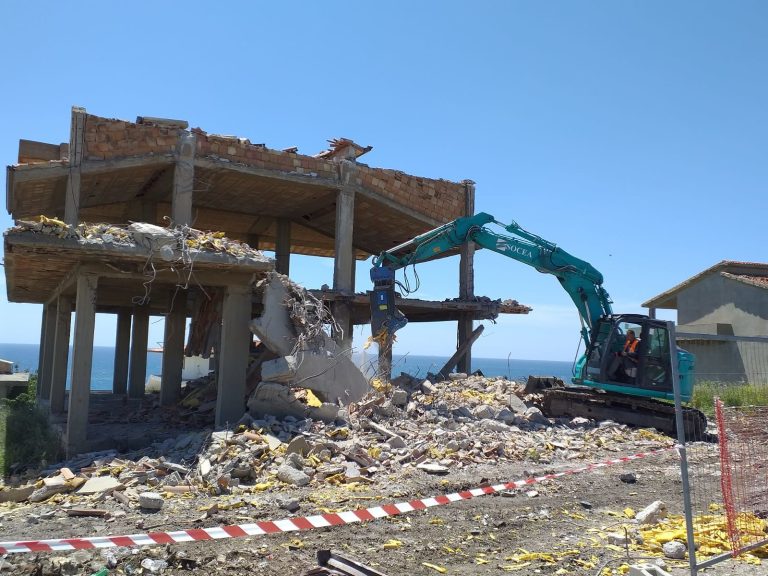 Capo Rizzuto (Crotone), demolite due ville abusive della cosca Arena
