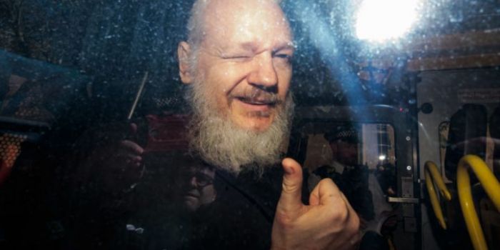 Svezia, la procura di Stoccolma chiede l’arresto di Julian Assange per violenza sessuale