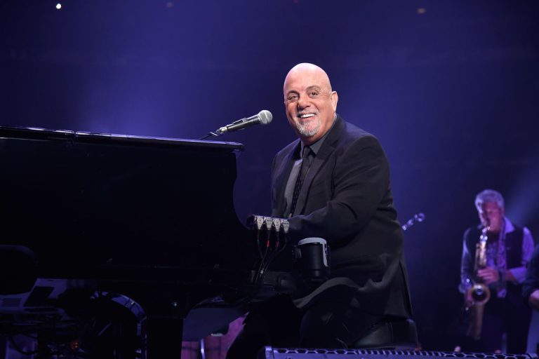 Musica, Billy Joel compie 70 anni: storia della straordinaria carriera del ‘piano man’ per eccellenza