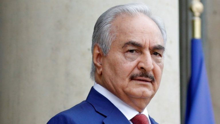 Libia, l’aviazione del generale Haftar ha colpito la sede del parlamento dell’Est