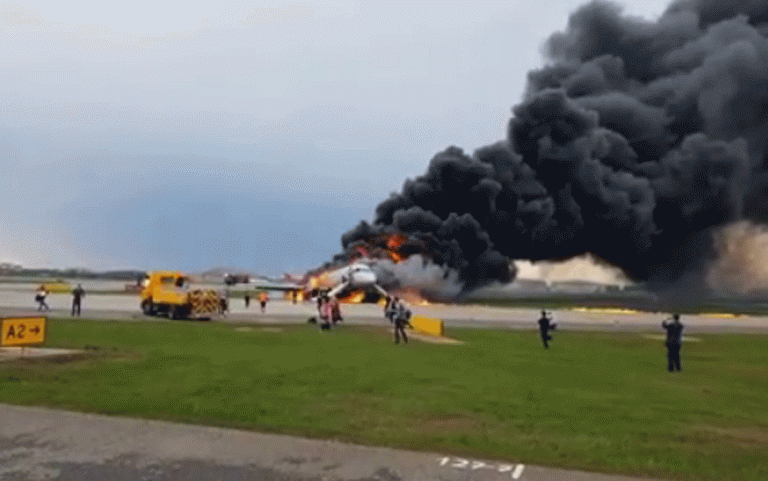 Mosca, sono 41 le vittime nell’incendio di un aereo sulla pista dell’aeroporto Sheremetyevo