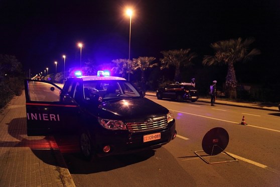 Sfonda con la sua auto un posto di blocco, ferito Carabiniere