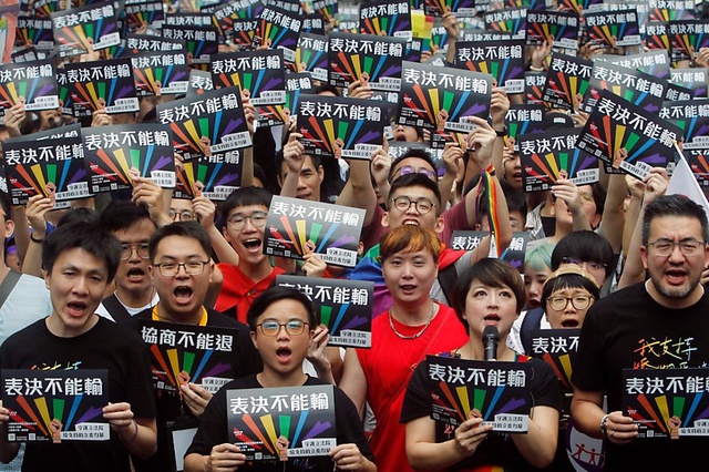 Taiwan, il Parlamento legalizza i matrimoni tra lo stesso sesso: è il primo Paese in Asia