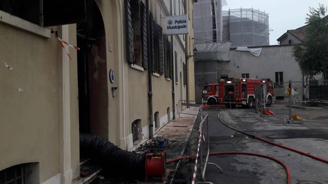 Mirandola, appicca il fuoco agli uffici della Polizia municipale: morte due persone e 16 intossicati. In manette un marocchino