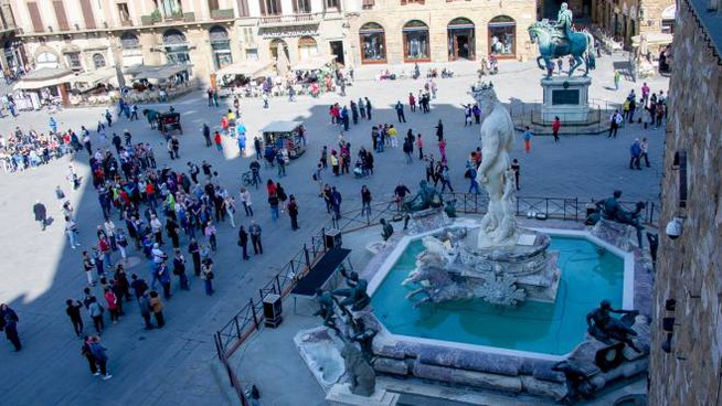 Firenze, entra nella fontana del Nettuno: multata una turista polacca
