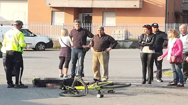 Brivio (Lecco), automobilista travolge un ciclista e fugge