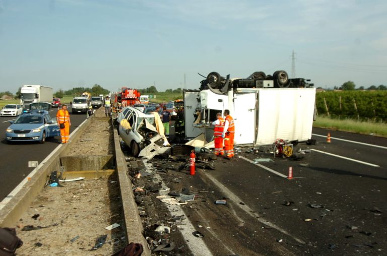 Emilia Romagna, incidente stradale sulla A-14: si ribalta un’auto e muoiono due persone