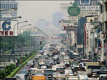 Indonesia: violenze dopo il voto, uccise sei persone e 200 ferite negli scontri a Giacarta