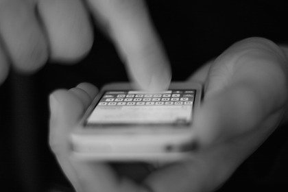 Stalking, lei non blocca gli sms: la Cassazione assolte l’ex partner