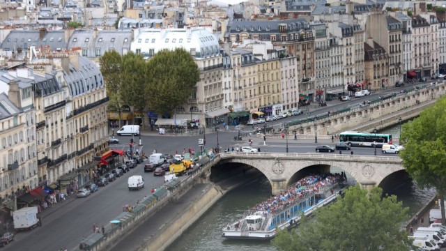Parigi, automobilista ucciso da un autista di pullman per un banale tamponamento: turisti sotto choc