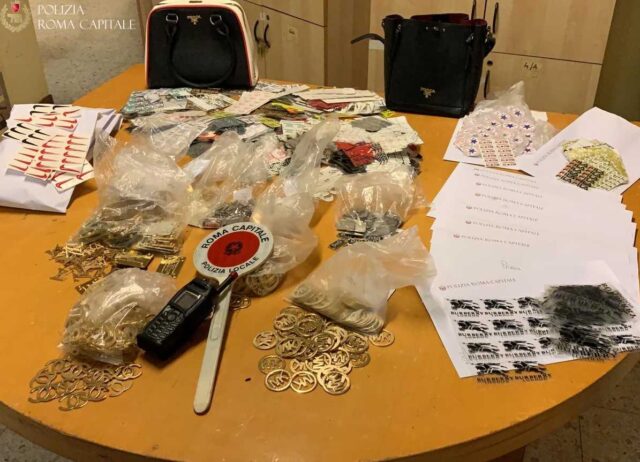 Roma, blitz in un deposito di marchi contraffatti: scoperto un traffico del falso dal valore di oltre 400.000 euro
