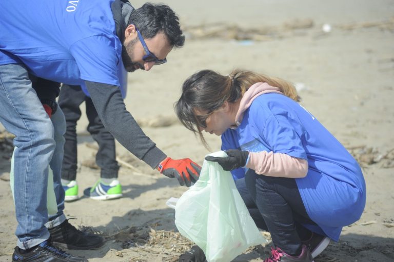Domenica in campo i volontari di Marevivo per la pulizia della spiaggia di Torre Flavia
