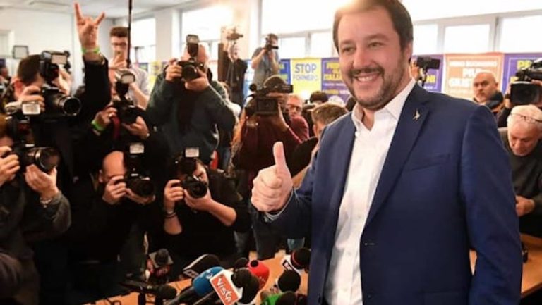 Modena, incidenti e lancio di sassi prima del comizio di Matteo Salvini