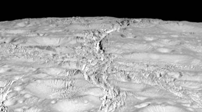Usa, gli scienziati dell’Università del Maryland: “La Luna si sta progressivamente restringendo ed è scossa da forti terremoti”