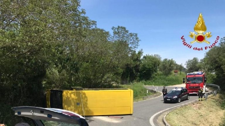 Este (Padova), tragedia sfiorata: si ribalta uno scuolabus, sette studenti contusi. L’autista fuggito è stato rintracciato dai carabinieri