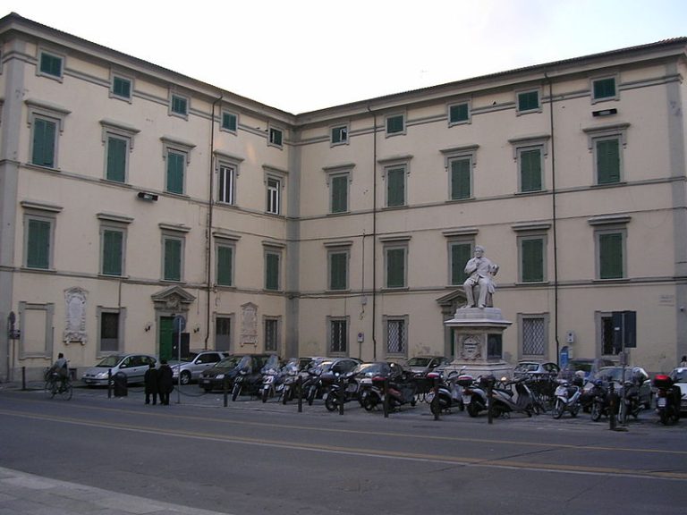 Livorno, al via lo sgombero dello storico palazzo del ‘Picchetto’