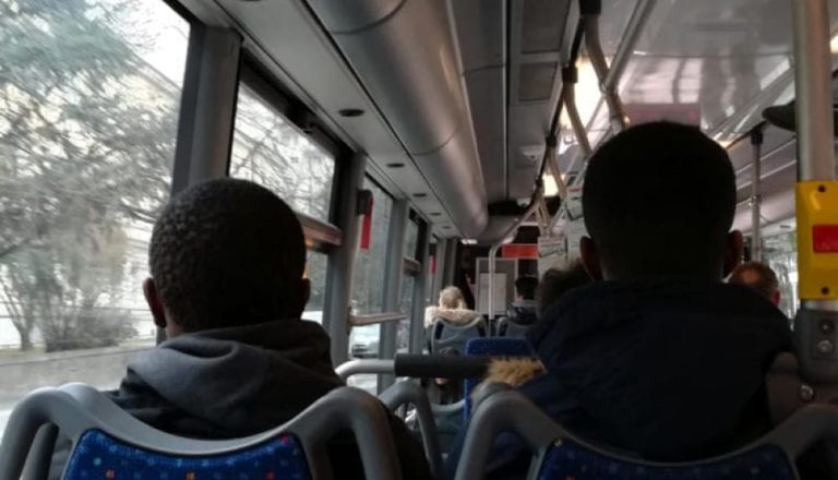 Treviso, razzismo contro un bimbo senegalese su uno scuolabus: “I negri si siedono davanti, i bianchi dietro”