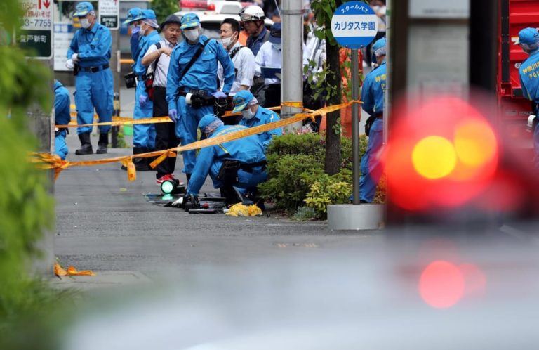 Giappone, uccise accoltellate due persone alla fermata di un bus nella città di Kawasaki. L’assalitore si è poi suicidato