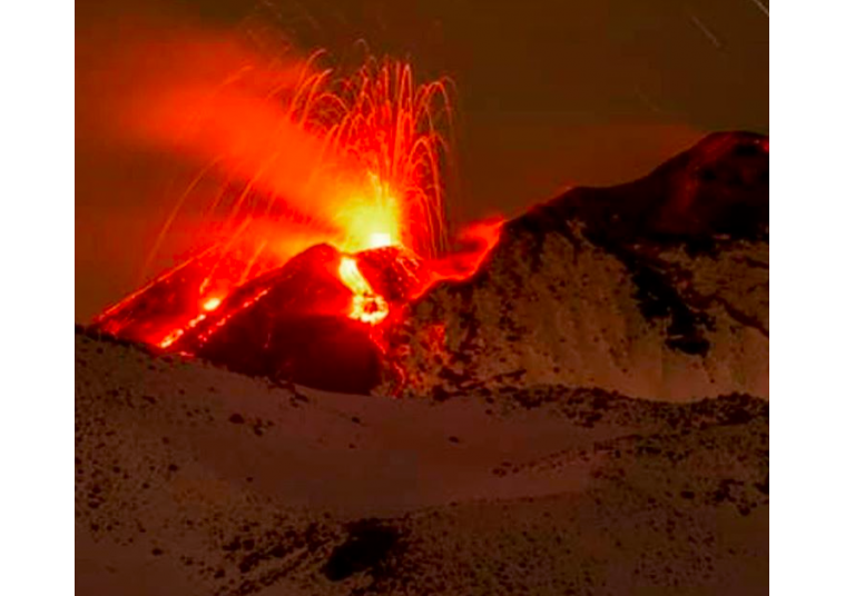 Catania, nuova doppia eruzione dell’Etna
