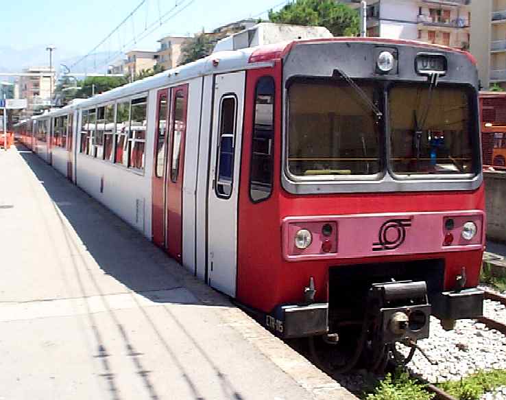 Torre del Greco (Napoli), resta incastrata nel treno in partenza: grave una donna di 35 anni