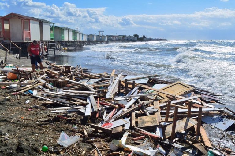 La stagione balneare bloccata dal maltempo