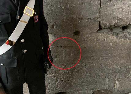 Colosseo, ennesimo sfregio su mura: terzo turista denunciato in una settimana