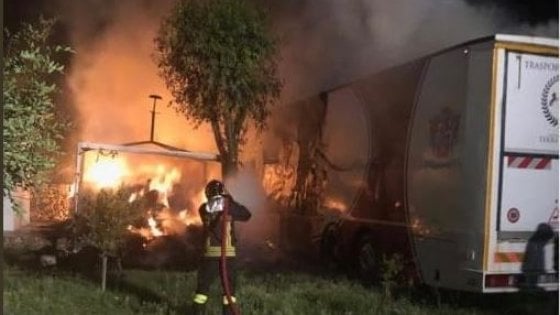 San Giorgio Jonico (Taranto), incendio in un maneggio: muore un vigile del fuoco