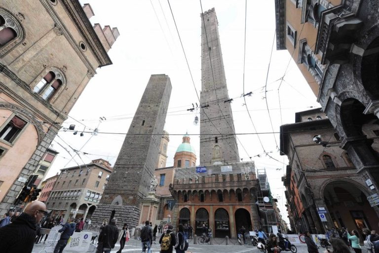 Bologna, denunciate due persone per essere entrate illegalmente nella Torre degli Asinelli