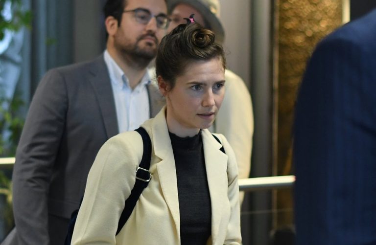 Milano, è atterrata Amanda Knox, parteciperà al festival della giustizia penale che si terrà a Modena