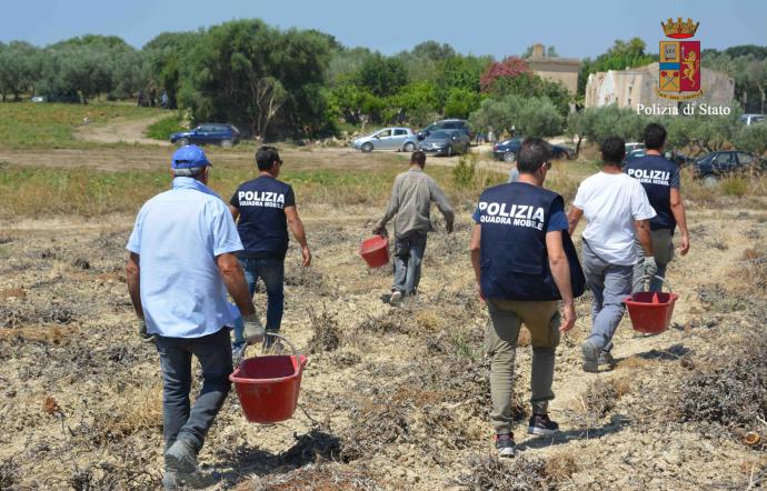 Ragusa, blitz contro il caporalato: arrestato il titolare di un’azienda agricola