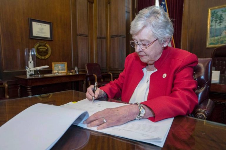 Usa, la governatrice dell’Alabama firma per la castrazione chimica per i reati sessuali