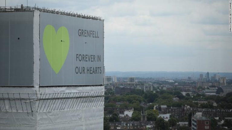 Londra, i superstiti del rogo alla Grenfell Tower fanno causa alle aziende Usa che hanno costruito i pannelli decorativi del grattacielo