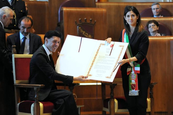 Raggi ha conferito al Maestro Enzo Bosso la cittadinanza onoraria di Roma