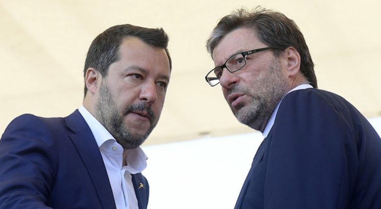 Tensioni interne nella Lega, il ministro Giorgetti sarebbe pronto a lasciare Salvini e la sua linea troppo estremista