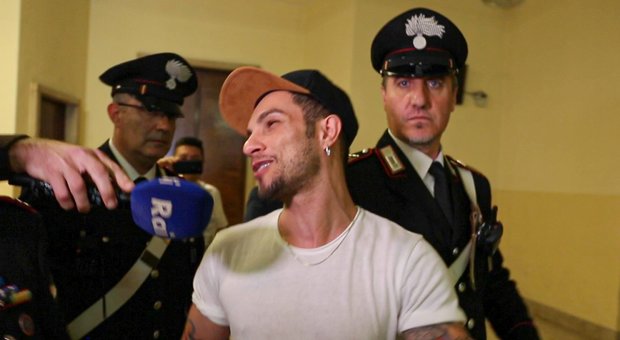 Milano, la Procura ricorre in Cassazione contro il mancato arresto di Marco Carta per furto alla Rinascente