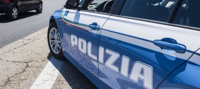 Enna, arrestato 26enne senza patente dopo aver tentato di investire gli agenti della Stradale