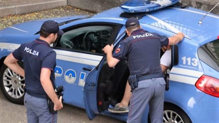 La polizia scopre in una casa popolare occupata un market della droga, 31enne finisce in manette