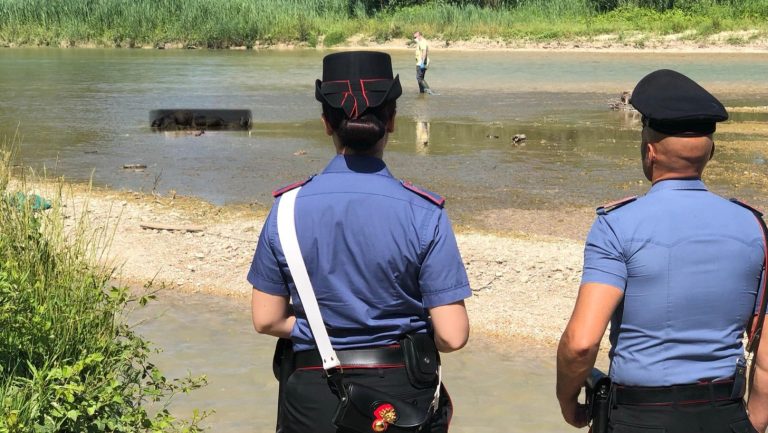 Falconara Marittima (Ancona), rinvenuto il cadavere di uomo alla foce del fiume Esino: indagano i carabinieri