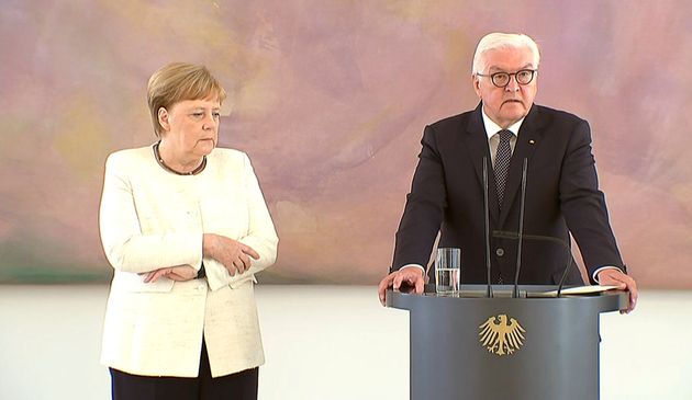 Germania, secondo episodio di tremore per Angela Merkel. Il suo portavoce rassicura: Sta bene