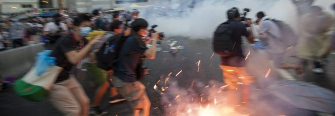 Hong Kong: manifestanti dispersi con i lacrimogeni sulla questione delle estradizioni in Cina