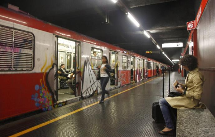 Milano, ferite leggermente sei persone per la brusca frenata della metro della linea rossa