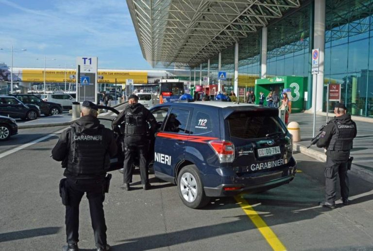 Aeroporto Fiumicino, intercettato e arrestato corriere della droga: nello stomaco aveva 100 ovuli di eroina