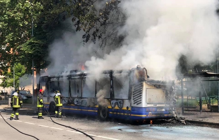 Moncalieri (Torino), autobus in fiamme: un vigile del fuoco è rimasto ferito